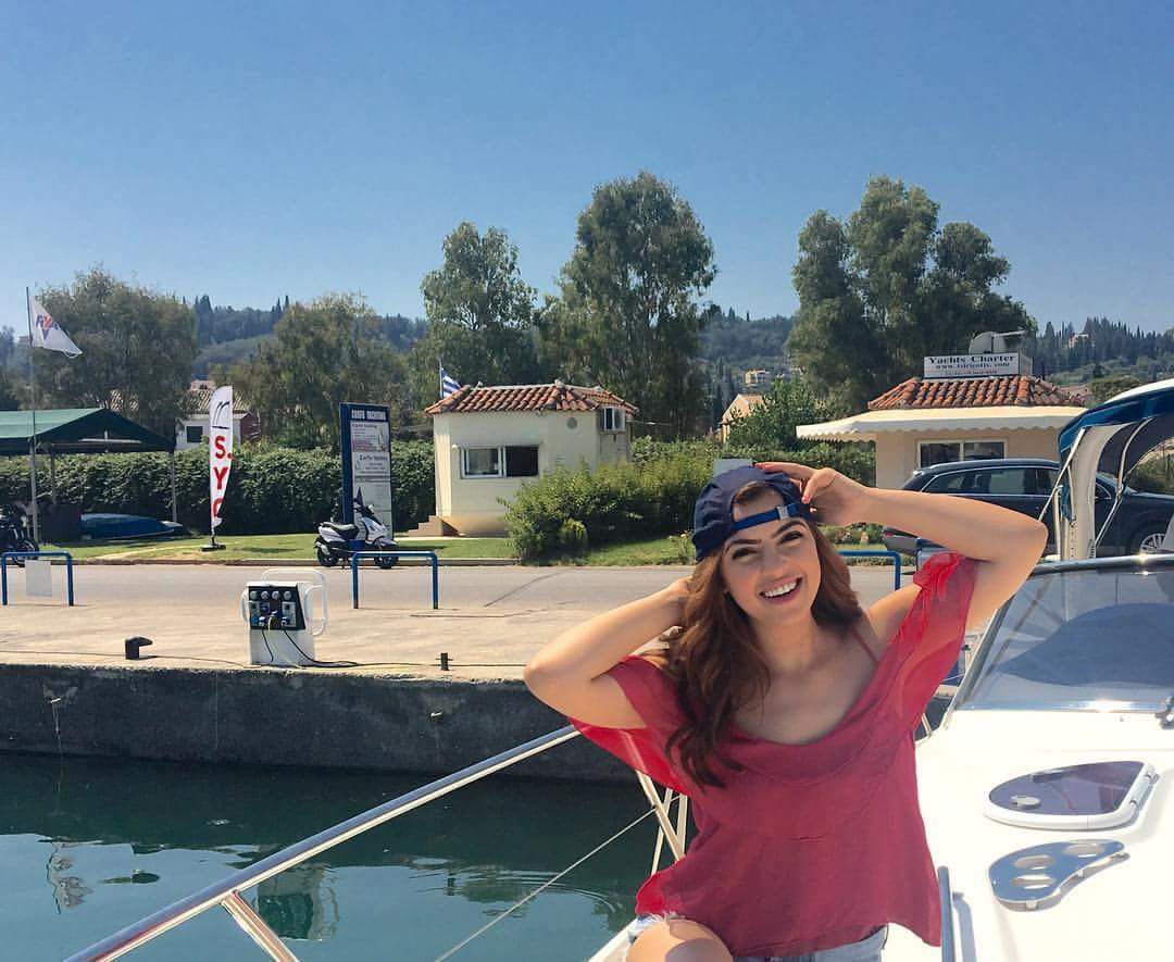 شورت وفانلة وكاب.. الإغراء على طريقة ميرنا جميل.. صور - لايف نيوز