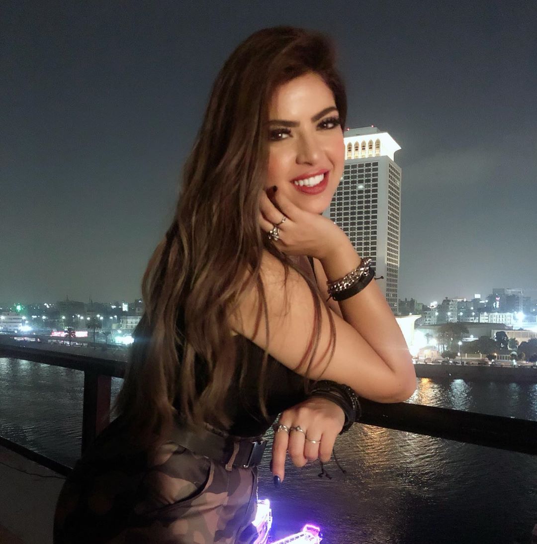 شورت وفانلة وكاب.. الإغراء على طريقة ميرنا جميل.. صور - لايف نيوز