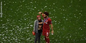 هل انفصل محمد صلاح عن زوجته؟.. تعرف على سر تواجدها في منزل أسرته