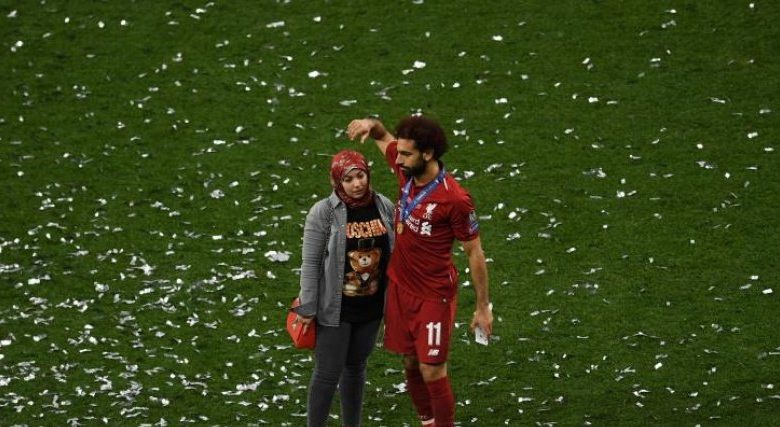 هل انفصل محمد صلاح عن زوجته؟.. تعرف على سر تواجدها في منزل أسرته