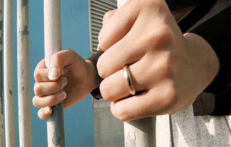 أم تترك أطفالها الأربعة في الشارع