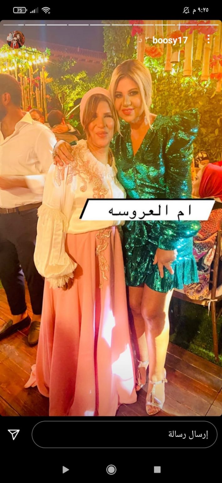 والدة ريم سامي تخطف الأنظار بجمالها.. والجمهور يرد: «أحلى ...